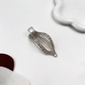 Detalle de pinza para el cabello gris translúcido con diseño calado en bandeja minimalista - Gris