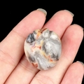 Pendentif patte de chat en agate naturelle avec des textures grises et orange - Agate Folle