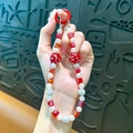 Rood-witte kralen telefoankoord met elegante parels en schitterende strass-ballen. - Rood