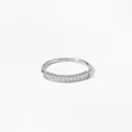 Elegante anello in acciaio inossidabile argento con fila di diamanti micro-pave - US 6 / Stile Argento Con Inserto a Barra e Zirconia (B43)