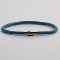 Dettaglio del bracciale in pelle blu scuro con chiusura magnetica in argento lucido - Blu scuro