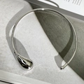 Minimalistisches silbernes Choker-Halsband mit großem Wassertropfen-Anhänger - Silberner Wassertropfen-Choker