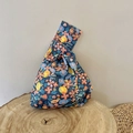 Detailansicht einer kleinen Baumwoll-Handgelenktasche mit bunten Blumenmustern - Blauer Hintergrund Zitronen-Blumenmuster