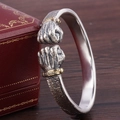 Bracciale argento vintage a forma di pugno con anelli dorati POWER e FORCE su legno - Argento