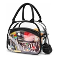 Dettaglio del beauty case in PVC trasparente che mostra l'ampio interno e i manici - Nero