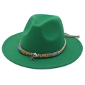 Dettaglio del cappello fedora verde smeraldo con ciondoli a stella e fascia intrecciata - Verde Erba
