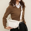 Bolso de pecho en cuero suave blanco con cadena dorada y correa ancha de piel - Negro