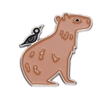 Pin de esmalte de carpincho con un pequeño pájaro negro y bordes de metal plateado - Capibara Marrón Con Pájaro Negro (XZ9196)