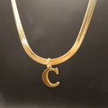 Collana a catena piatta a serpente in acciaio dorato con ciondolo a lettera C lucida - Lettera C (5592272000723)