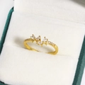 Detail eines Gold-Schmetterlingsrings mit Zirkonia und Mikro-Pave in einer Samtbox - Marquise Zirkon Schmetterlingsstil (Gold 7)