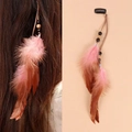 Detailansicht der Haarspange mit rosa Federn, Holzperlen und gewebter Quastenverzierung - Rosa