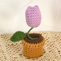 Handgefertigte Häkel-Tulpe in Lavendel im braunen Topf, Deko-Pflanze aus Wollgarn - Tulpe / Lavendel
