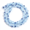 Nahaufnahme hellblauer Millefiori-Glasperlen mit floralen Mustern für DIY-Schmuckherstellung - Durchmesser 6mm Länge 35cm ca. 55 Stück / Hellblau Rote Blume