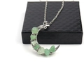 Collana con ciondolo a luna e pietre chakra verdi su una scatola per gioielli nera - Avventurina Verde