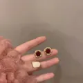 Boucles d'oreilles rétro en velours bordeaux avec dentelle dorée et perles blanches - Perle artificielle florale bordeaux vintage (1676 rouge perle artificielle)