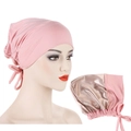 Dettaglio della cuffia da notte rosa con fodera in raso champagne e fiocco decorativo - Rosa