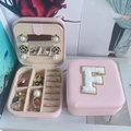 Pink PU leather travel jewelry box with mirror and letter F embroidery for rings and earrings - Letter F / Pink