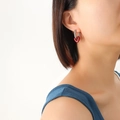 Orecchini a cerchio a U in argento con ciondolo a cuore rosso indossati da modella - Orecchini / Orecchini d'argento
