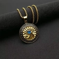 Goldene Horusauge Halskette mit blauem Detail auf dunklem Hintergrund in Nahaufnahme - Gold