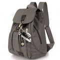 Sac à dos en toile gris foncé avec boucles en cuir et accessoire porte-clés basket - Toile / Gris (avec Pendentif Basket en Toile)