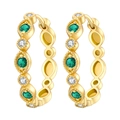 Boucles d'oreilles huggies dorées avec émeraudes et zircons sur fond blanc - Créole Vintage Française 4364-GN