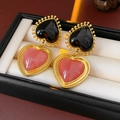 Boucles d'oreilles cœur vintage noir et rose avec bords perlés dorés - Clous d'oreilles pendentif double cœur en résine avec tige en argent