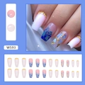 Unghie finte francesi rosa chiaro con bordi in foglia d'oro e frammenti blu - French Estivo (W593) [Stile Colla]