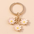 Llavero de margarita rosa con anillo de metal dorado y colgantes de flores esmaltadas - Rosa