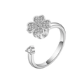 Silberner verstellbarer Kleeblatt-Ring mit Zirkon-Steinen auf weißem Hintergrund - Einstellbar Offen / Weißgold