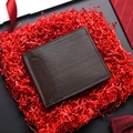 Korte bruine leren herenportemonnee met textuur op decoratieve rode raffia achtergrond - Donkerbruin