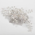 Pettine per capelli da sposa in argento con perle fatte a mano e fiori di strass su fondo bianco - Argento