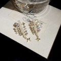 Detalle de pendientes elegantes de perlas y circonitas con un colgante de estrella - Colgante de Estrella con Borla de Perlas / Dorado