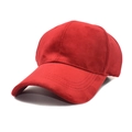 Detailansicht der Samtstruktur und Nähte einer roten Baseballkappe - M (56-58cm) / Rot
