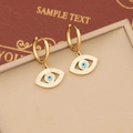 Nahaufnahme der vergoldeten Evil Eye Creolen mit weißen Kristallen und blauem Emaille - Ohrringe (3#耳环)