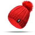 Dettaglio del berretto rosso in maglia spessa con pompon di pelliccia ed etichetta invernale - Berretto in Maglia Rosso Acceso (Solo Cappello)