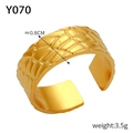 Makroansicht des goldenen offenen Rings mit Schuppenstruktur und 0,8cm Breite - Y070-Schuppenstruktur / Offen/Breite 0.8cm / Gold