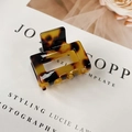 Small tortoiseshell pattern square hair claw clip made of polished acrylic resin - Dark Leopard Print