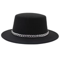 Detail van zwarte boater hat met platte rand en een opvallende zilveren metalen ketting - M (56-58cm) / Zwart