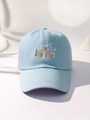 Dettaglio del cappellino azzurro in cotone con ricamo MAMA in stampa leopardata - Celeste