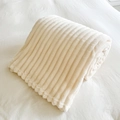 Coperta in pile di latte bianco crema con trama a strisce verticali in finta pelliccia - Costine Bianco Crema