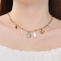 Vue détaillée d'un collier doré en acier inoxydable avec des breloques fleurs et perles. - Style Mélange Rose et Perle (KN298506-SXSJ) / Or
