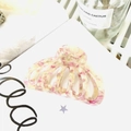 Détail d'une pince à cheveux en acétate marbré rose et jaune au design évidé - Environ 9 cm / Floral Rose-Mauve