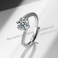 Eleganter Silberring mit Sechs-Klauen-Zirkon und Seitensteinen auf einem Buch - Einstellbar Offen / Weißgold vergoldetes Kupfer