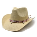 Nahaufnahme von gewebtem Denim-Strohhut mit buntem Band und Muschel-Anhängern - M (56-58cm) / Beige
