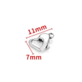 Makroansicht eines 11mm x 7mm herzförmigen Karabinerverschlusses aus poliertem Edelstahl - 11mm / Stahlfarbe
