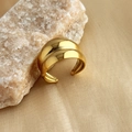 Anello aperto largo dorato lucido con design geometrico minimalista e moderno - Oro