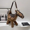 Borsa a tracolla creativa a forma di cavallo in tela marrone con sella in pelle e borchie - Marrone