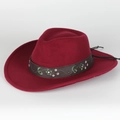 Détail d'un chapeau en laine bordeaux avec bande en cuir, broderie florale et clous en métal - Réglable / Bordeaux
