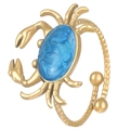 Anillo ajustable de cangrejo dorado con piedra azul brillante y texturas detalladas - Anillo Abierto de Cangrejo de Piedra Azul (4730) / Dorado