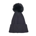 Detalle del gorro de invierno de punto acanalado negro con un suave pompón de pelo sintético - Negro